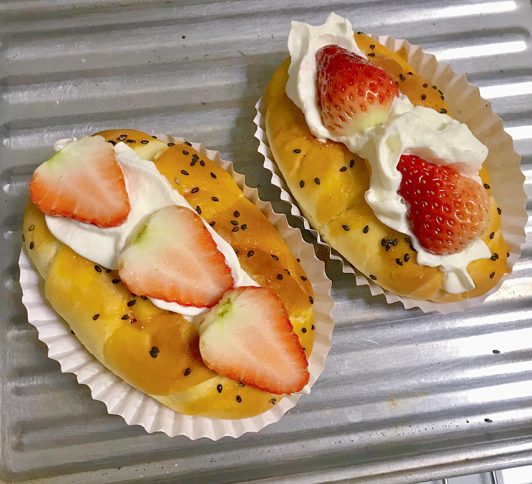 颜值奶油草莓甜心小面包