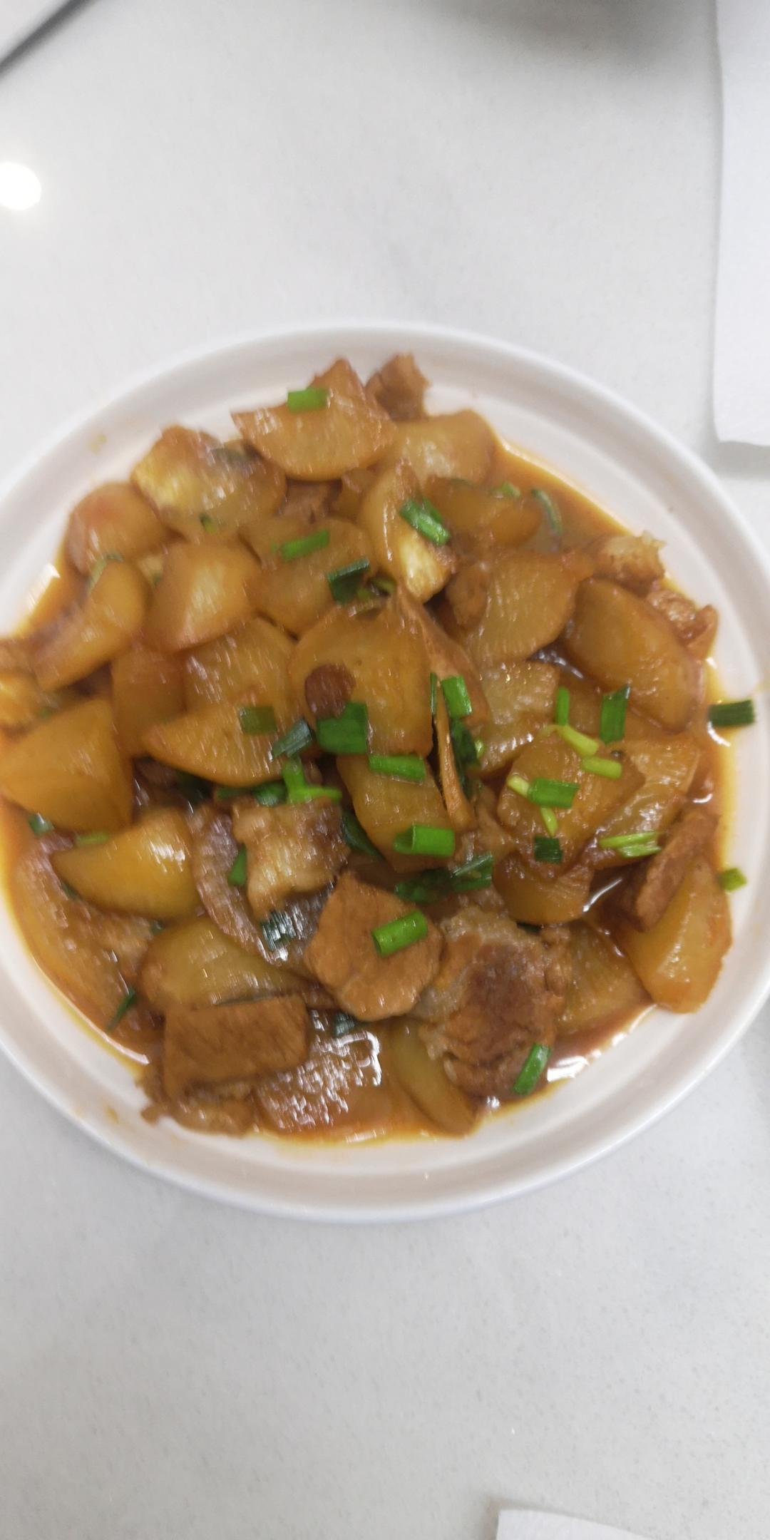 家常萝卜烧肉
