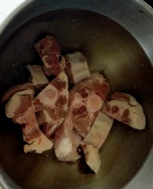 清炖牛尾杂蔬汤的做法 步骤1