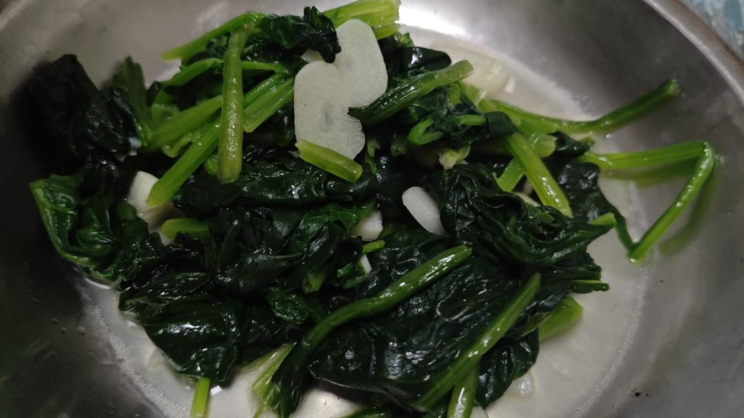 不涩口又嫩的清炒菠菜