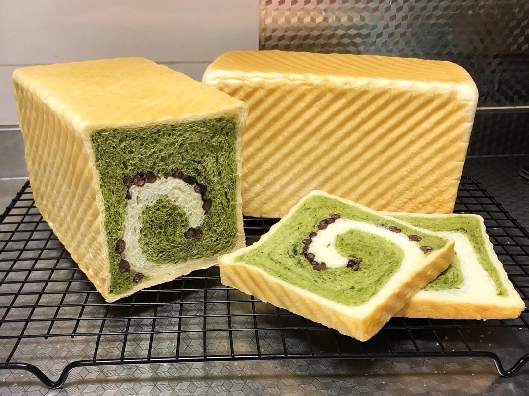 清香柔软的抹茶红豆吐司