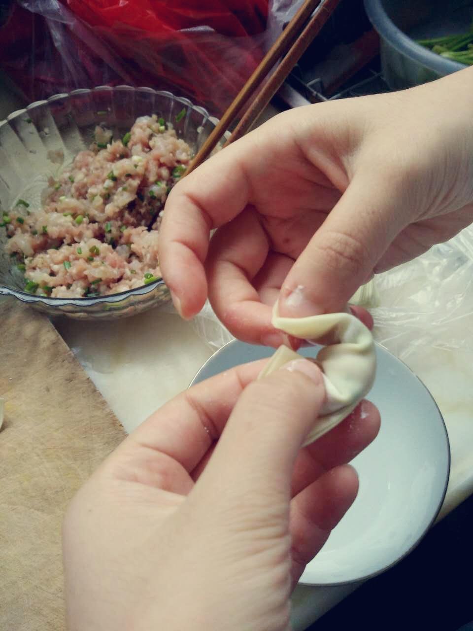 虾子酱油虾仁鲜肉小馄饨的做法 步骤3