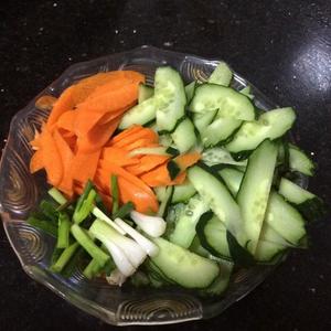 黄瓜胡萝卜炒肉片的做法 步骤2