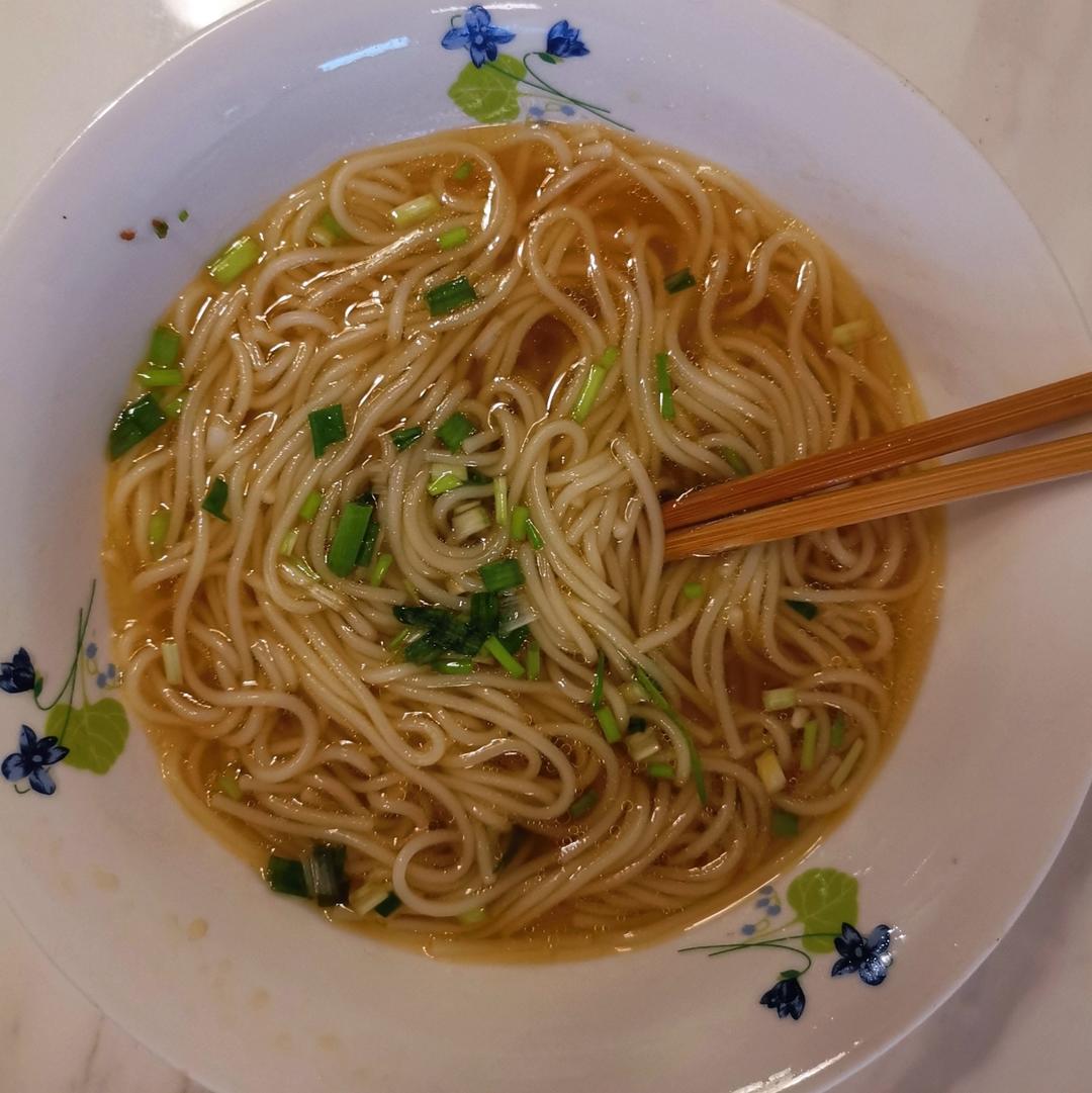 早餐来一碗清汤面，色香味俱全！