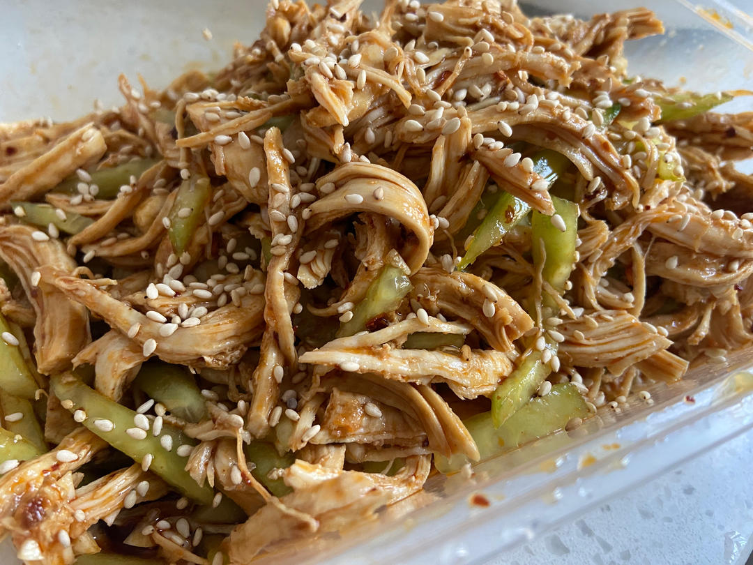 手撕麻辣鸡丝，麻麻辣辣的感觉很夏天