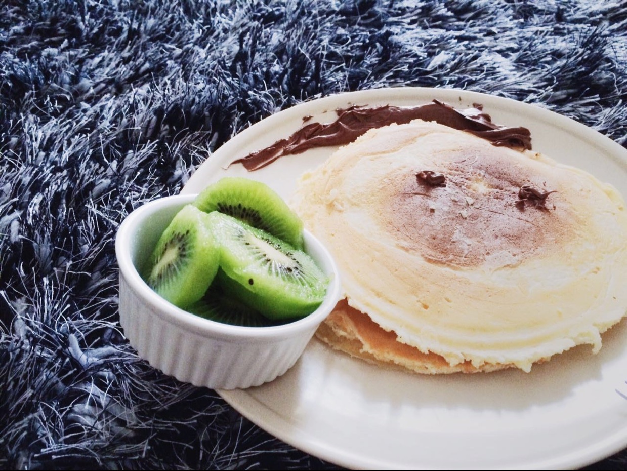 【酸奶松饼yogurt pancake】，搭上黑莓果酱和枫糖的美味。