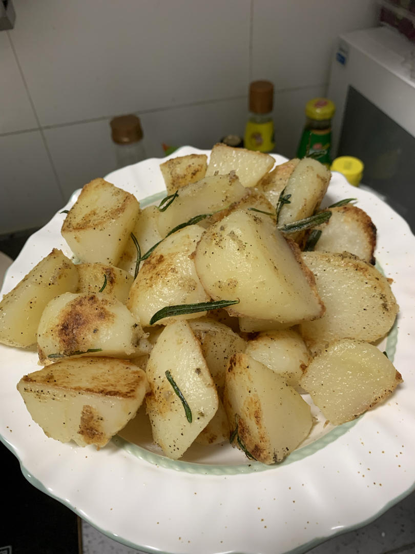 小朋友每周必点—
迷迭香煎土豆