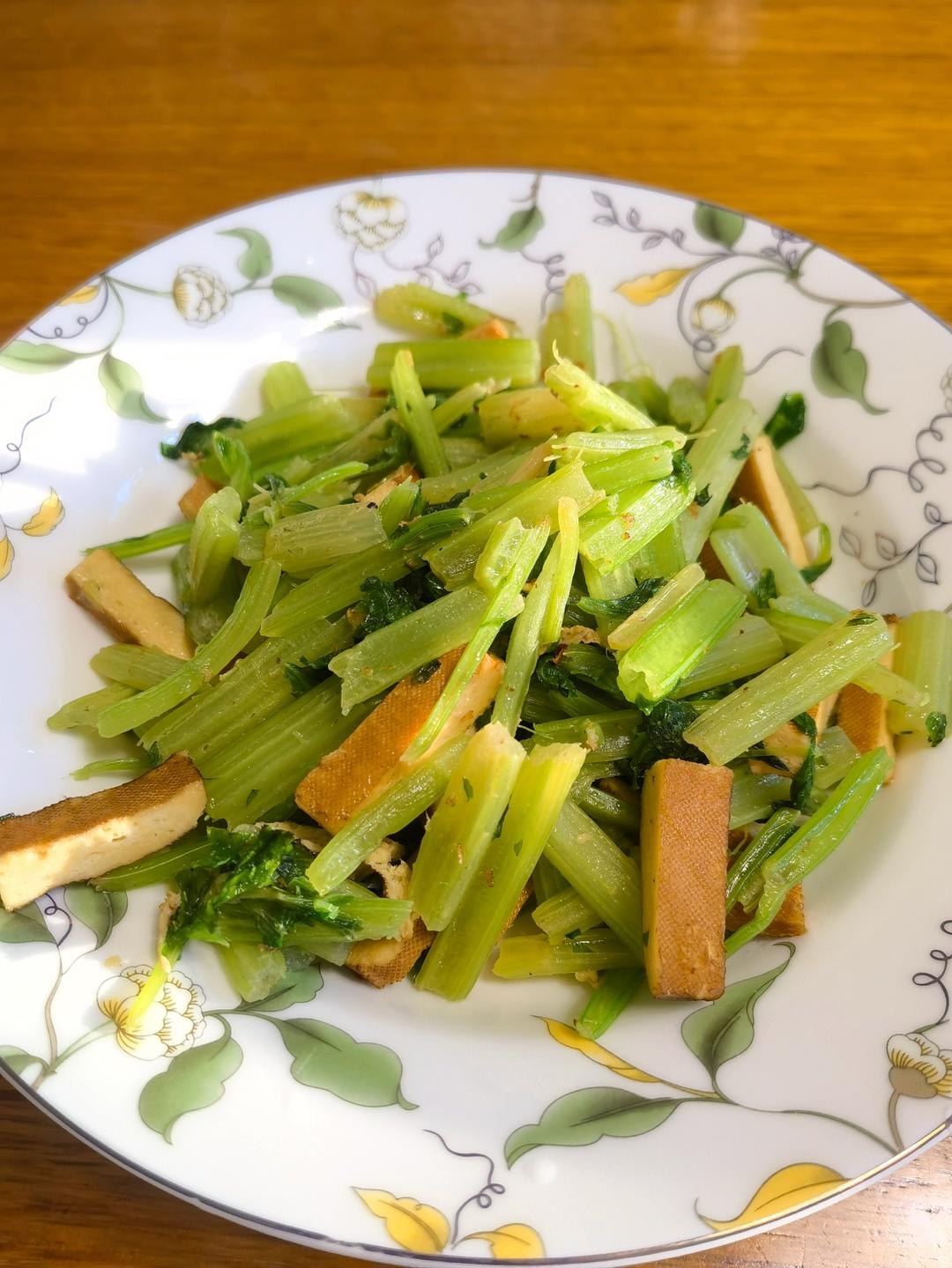 让何老师好吃到哭的同款芹菜炒香干，真的超美味