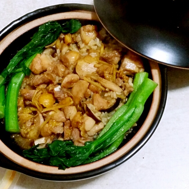 香菇鸡腿煲仔饭