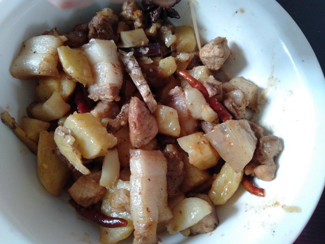 五花肉炖土豆