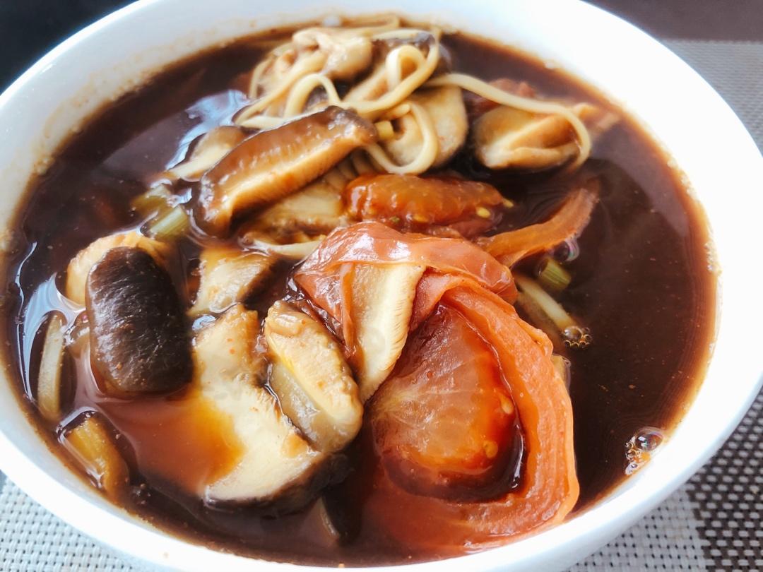 菌汤面条 看得见的香菇 尝得到的鲜美 这才是真正的菌汤