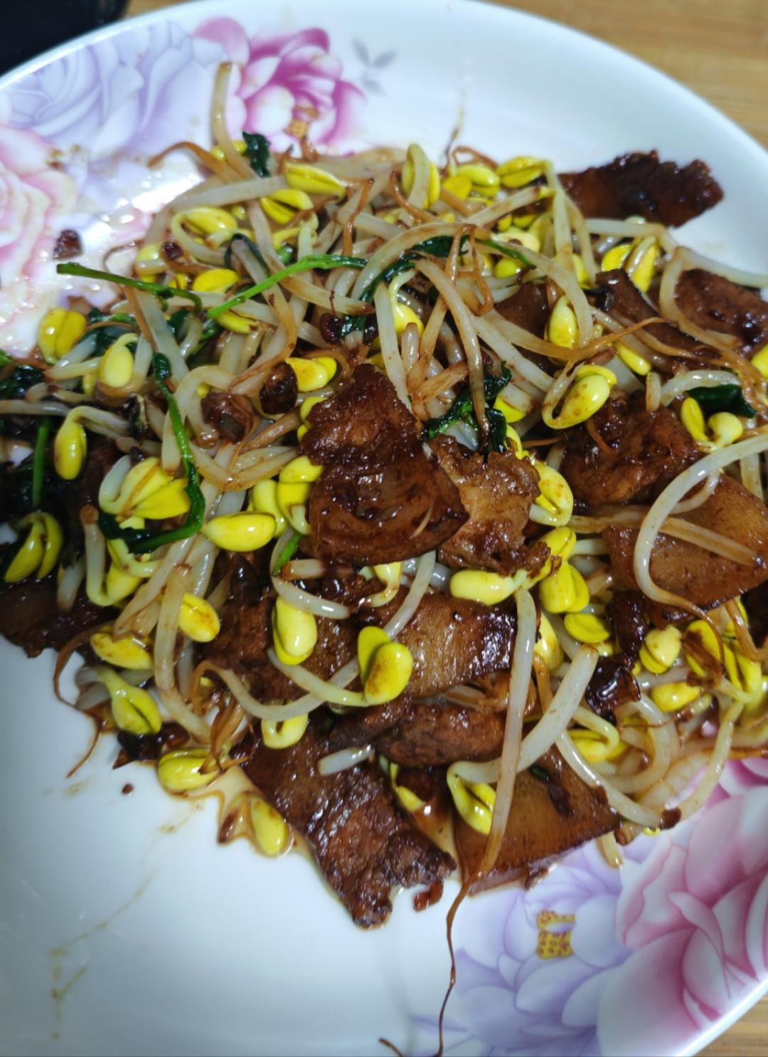 五花肉生炒黄豆芽