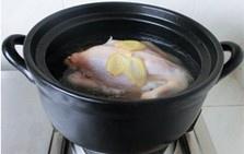 苹果百合鸡汤的做法 步骤2