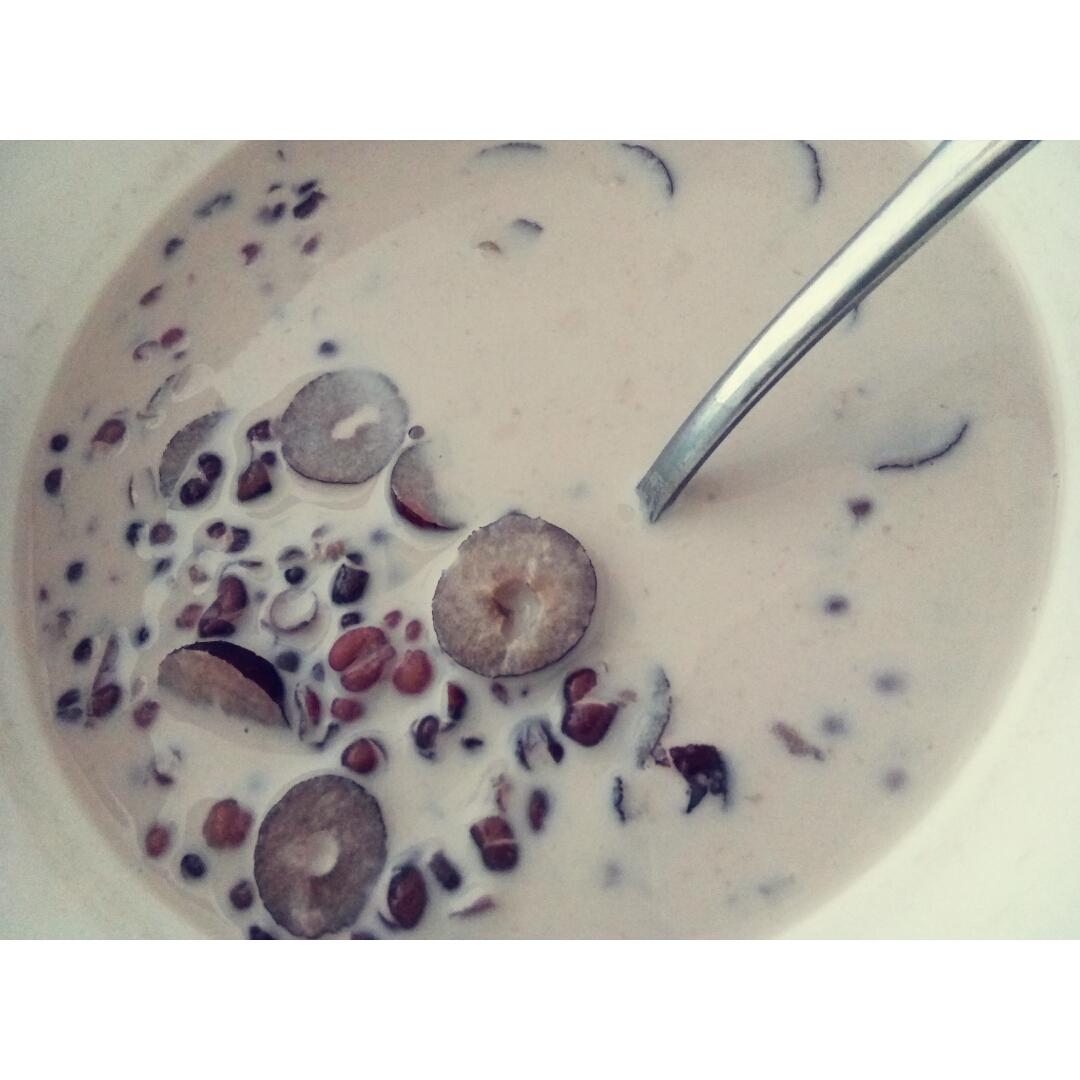 红枣红豆薏仁牛奶粥