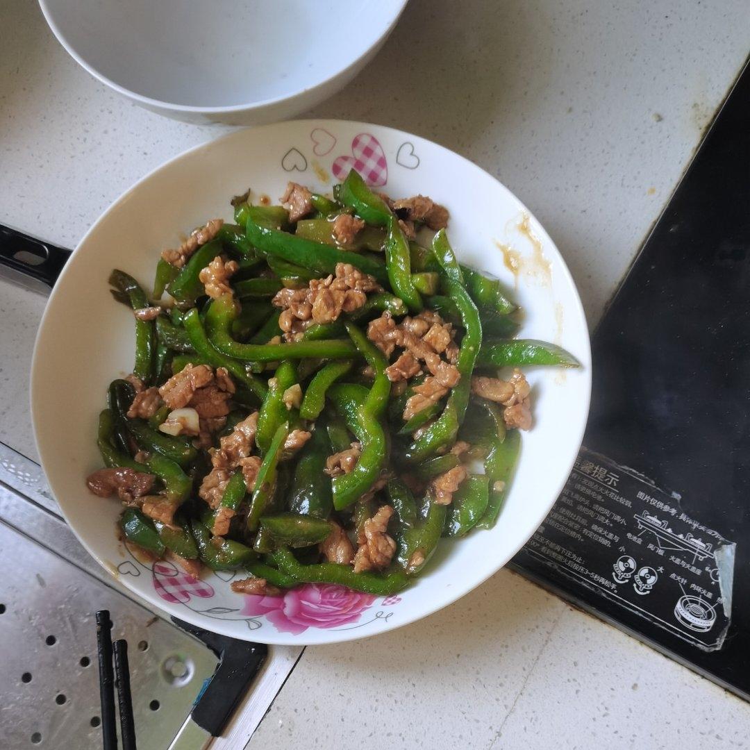青椒肉丝，这样炒太好吃了。
