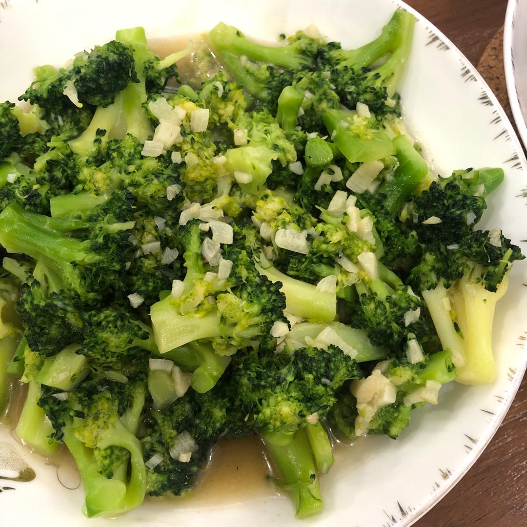好吃到爆的耗油蒜蓉西兰花(从不修图，喜欢请关注)