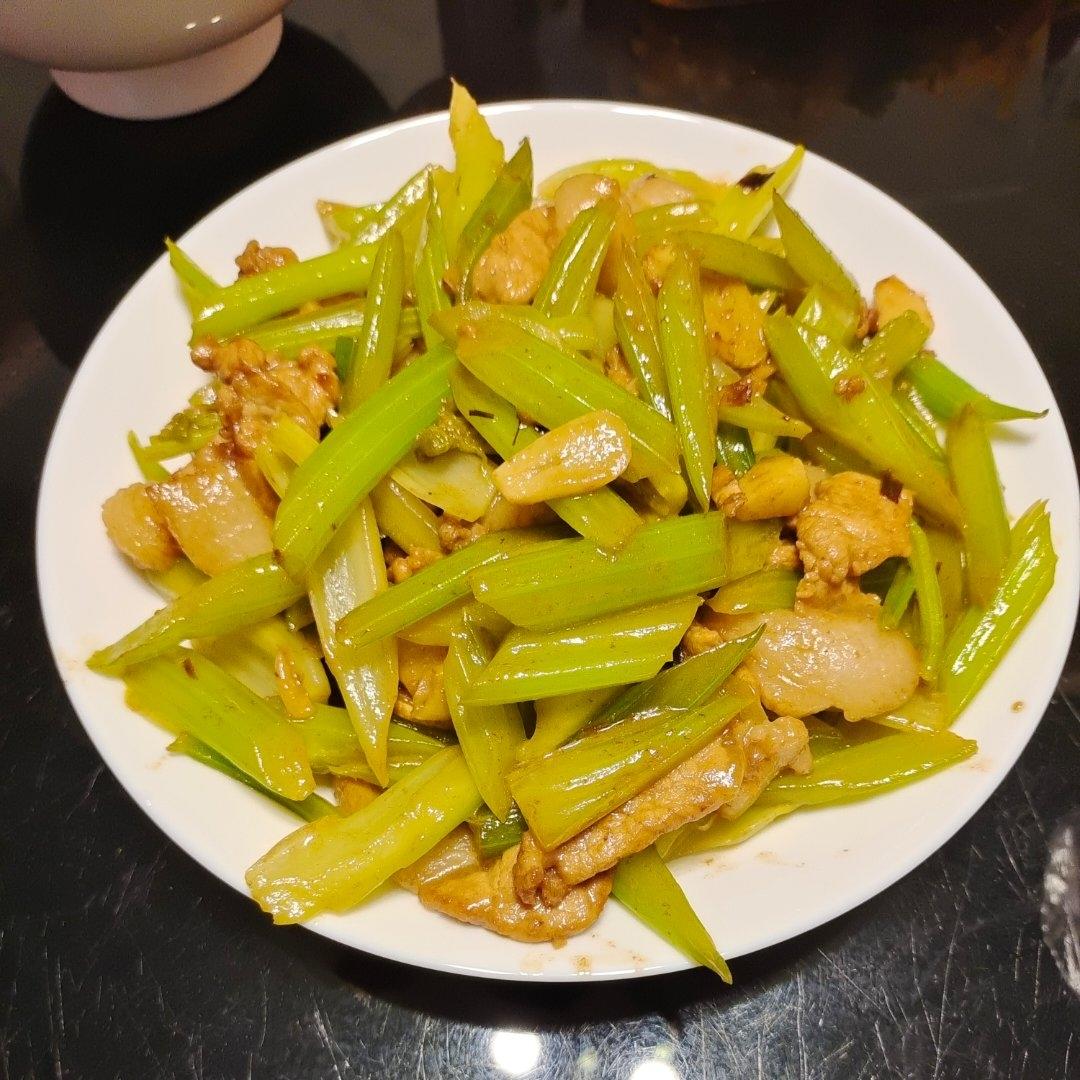 有点费米饭的芹菜炒肉