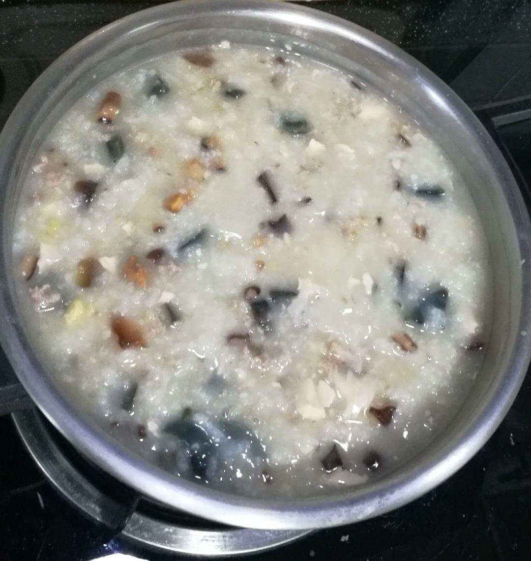 佘琳做的皮蛋瘦肉带子粥
