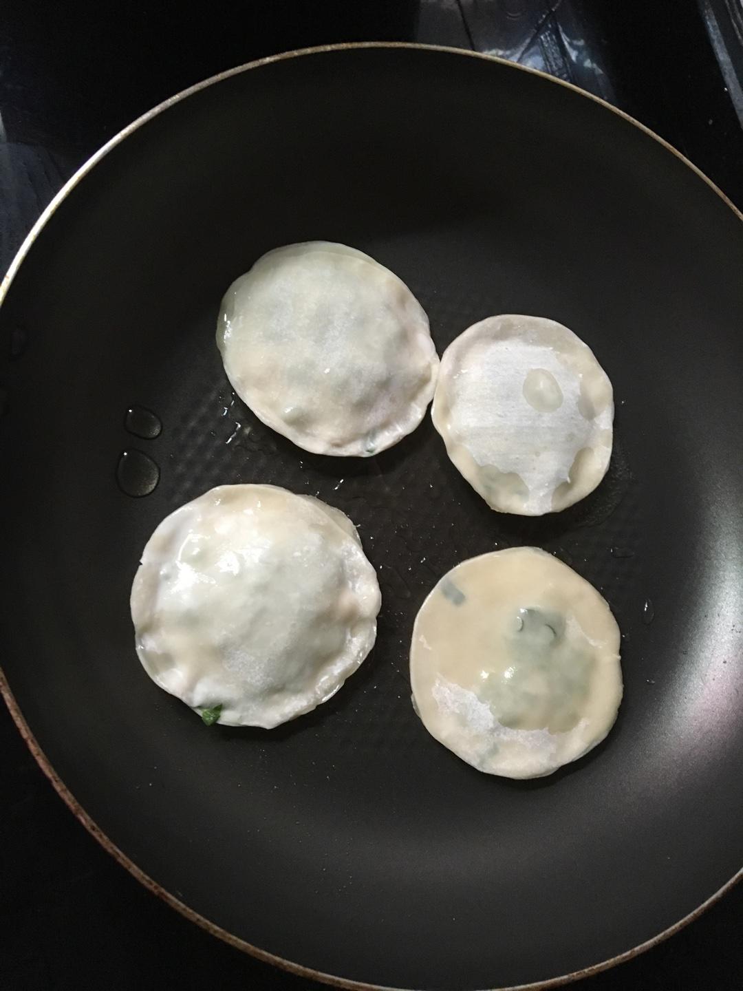 剩饺子皮妙用：超快手简易版葱油饼的做法 步骤3