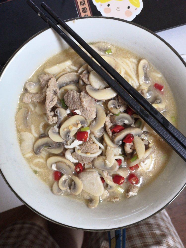 营养又美味的蘑菇肉片汤面
