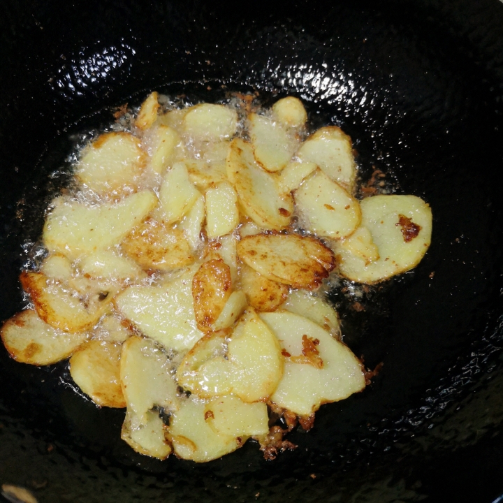 简单易学的孜然土豆片的做法 步骤4