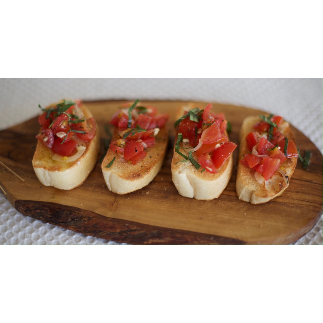 Bruschetta 普切塔 蒜香烤面包佐小番茄罗勒叶