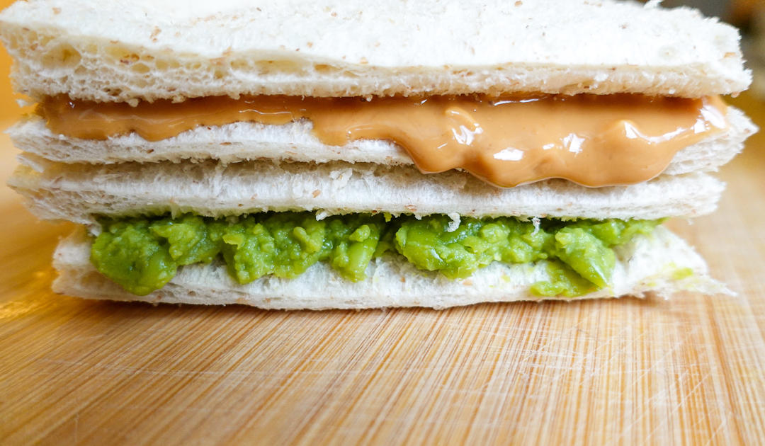 5分钟快手！好吃到舔手指的牛油果花生酱三明治！