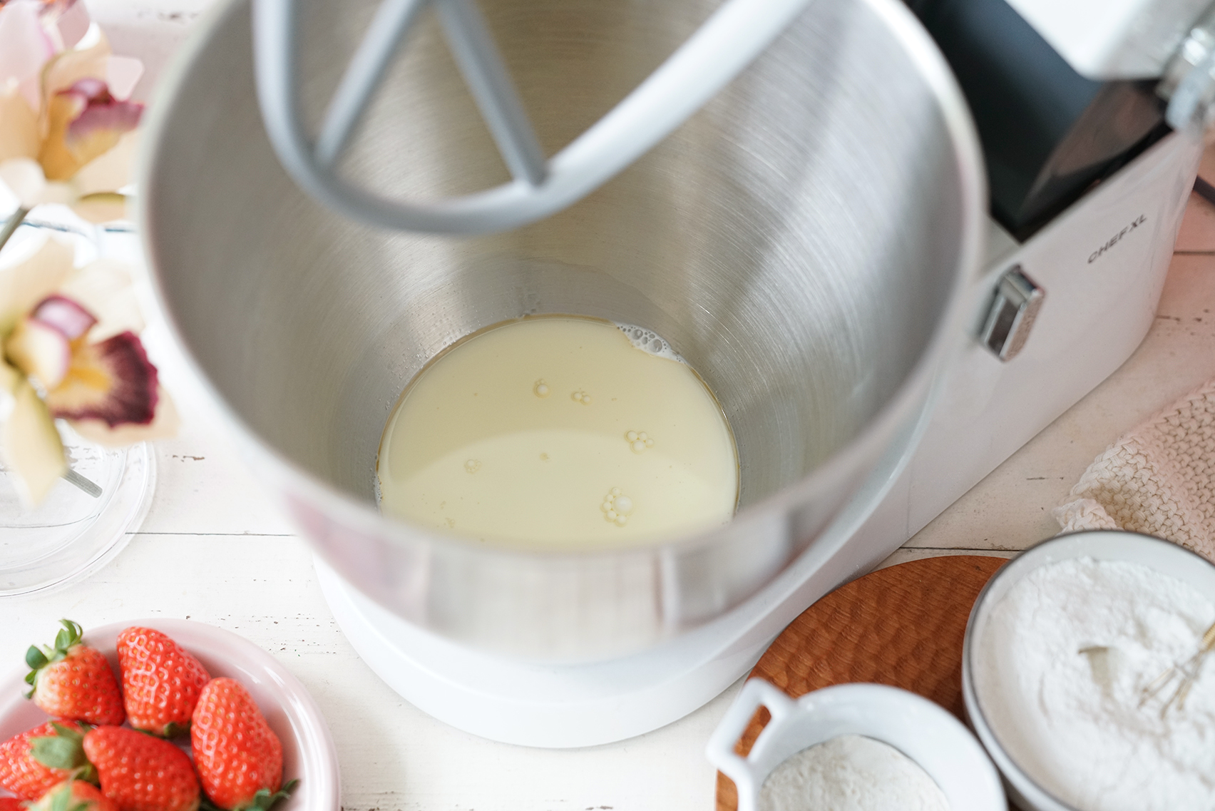 凯伍德厨师机食谱-草莓白玉卷的做法 步骤2