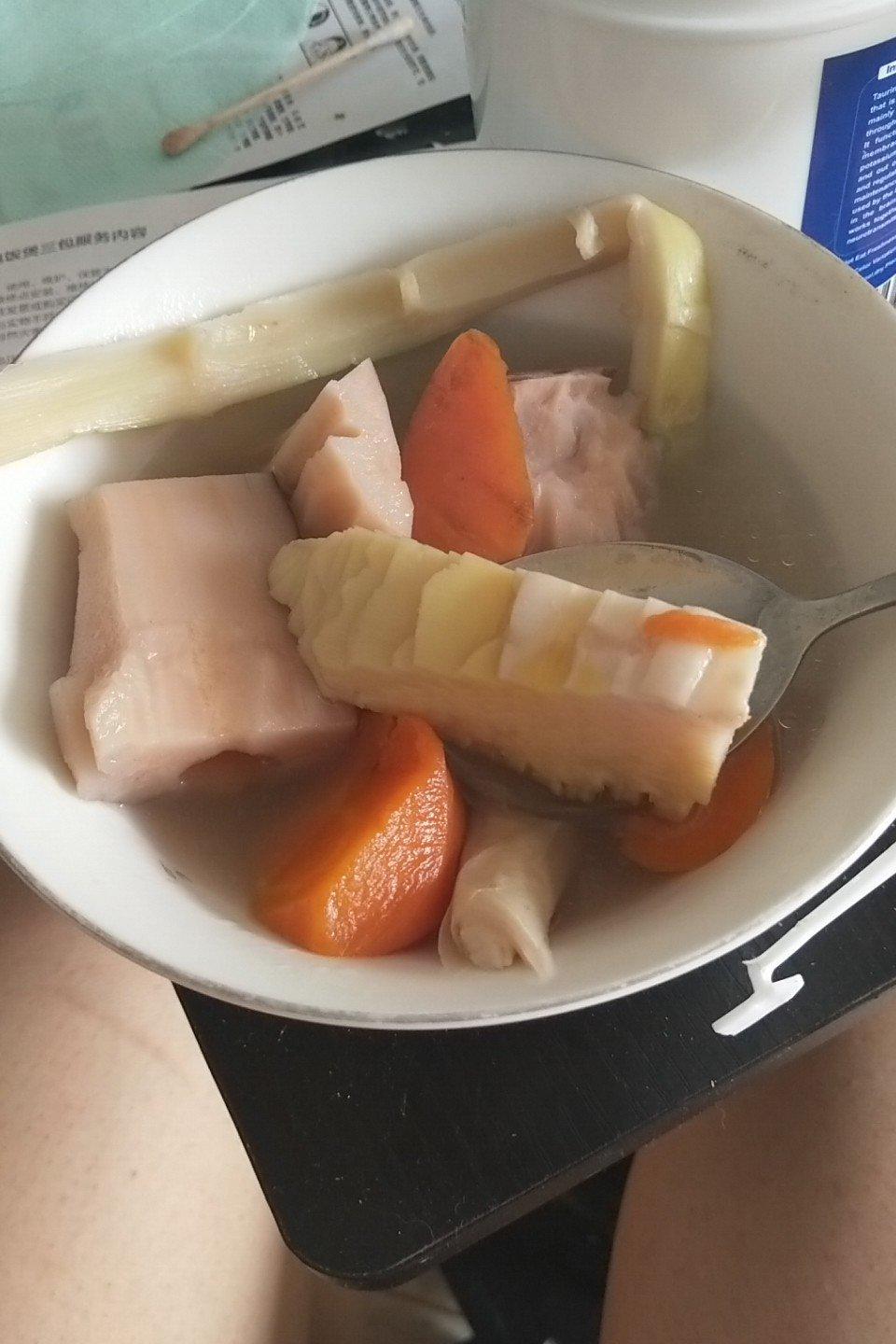 莲藕春笋胡萝卜汤