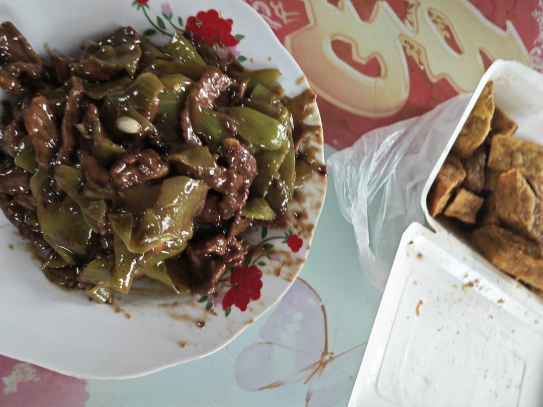 青笋炒肉片（肉片嫩青笋亮）