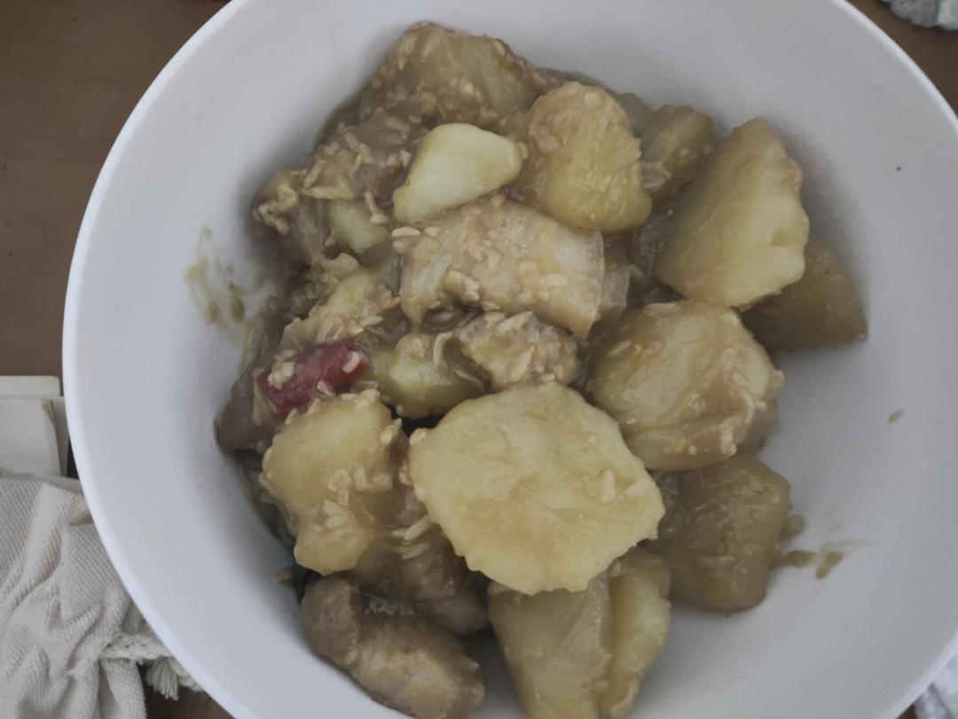土豆红烧肉（没加老抽颜色比较淡）