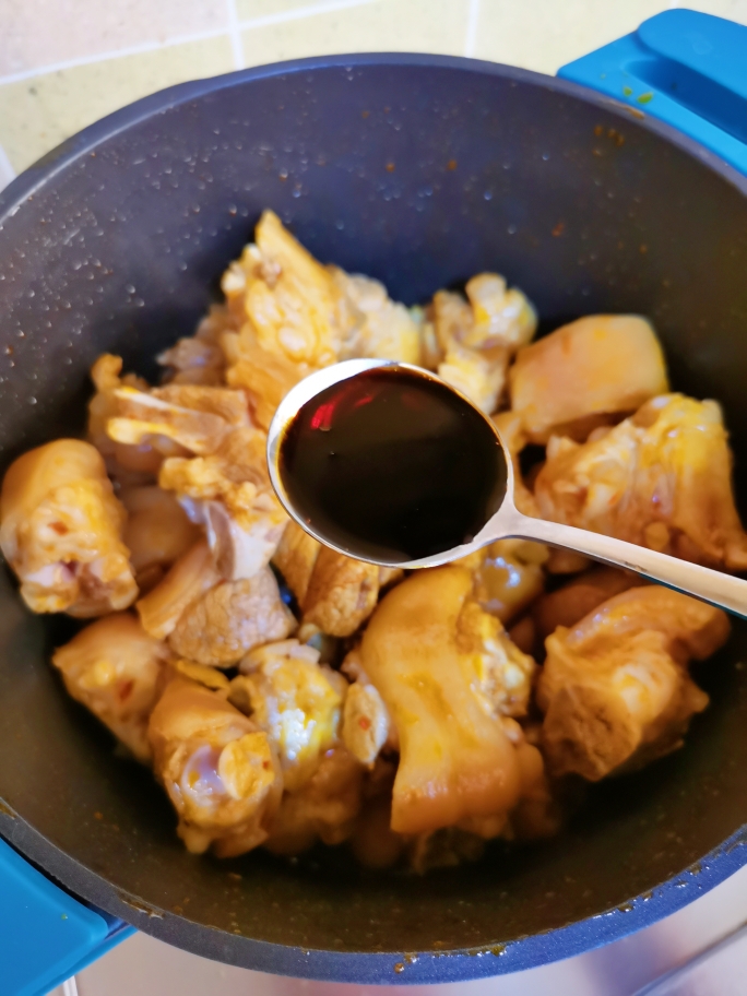 香辣猪蹄炖鸡爪，肥而不腻，酥烂入味的做法 步骤12