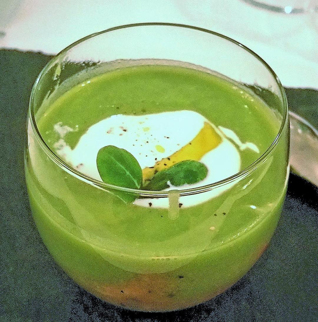 杯装虾仁扇贝配豌豆泥和布拉塔鲜酪（莫扎雷拉鲜酪）。