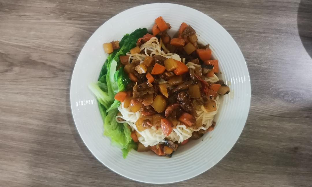 口蘑腊肠酱拌面的做法