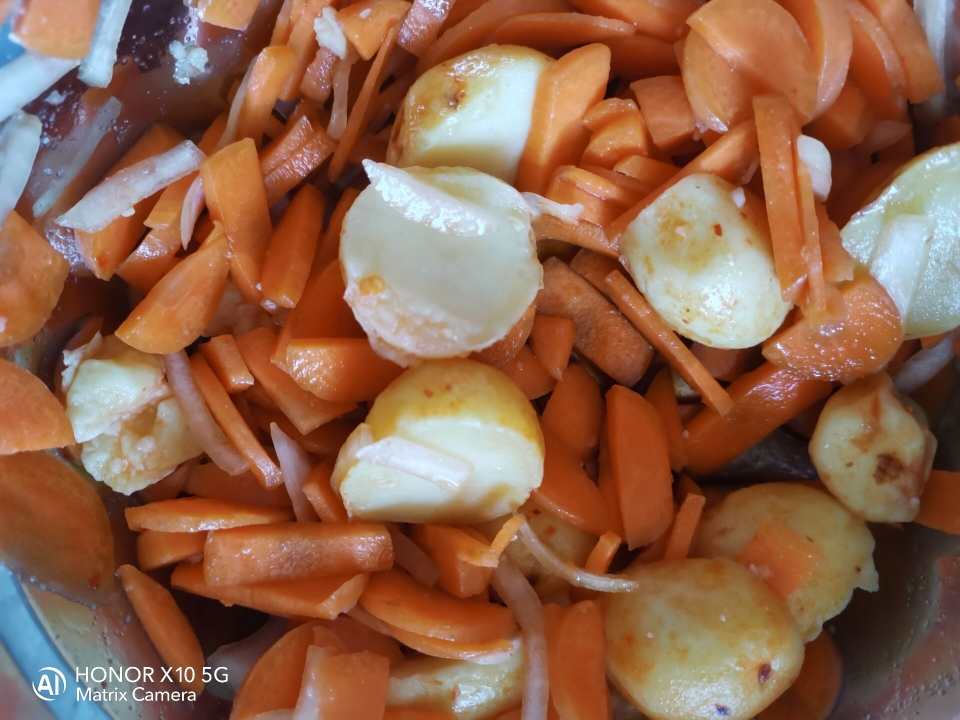 胡萝卜洋葱拌煮土豆配胡萝卜碎稀饭的做法