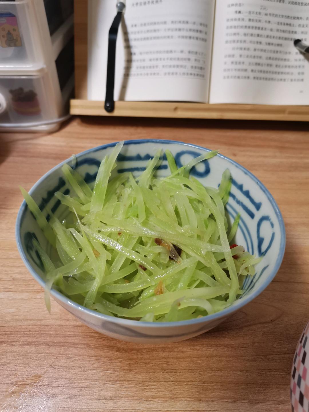 清炒莴笋丝（脆嫩又清爽）