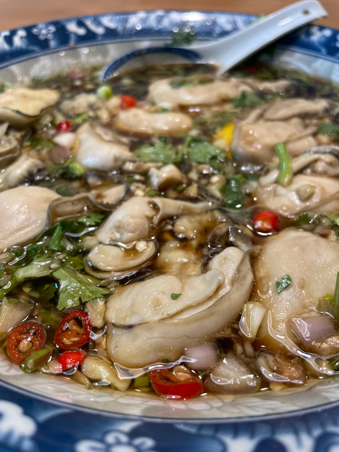 你一定要试试的捞汁生蚝，比蒜蓉烤生蚝好吃太多了