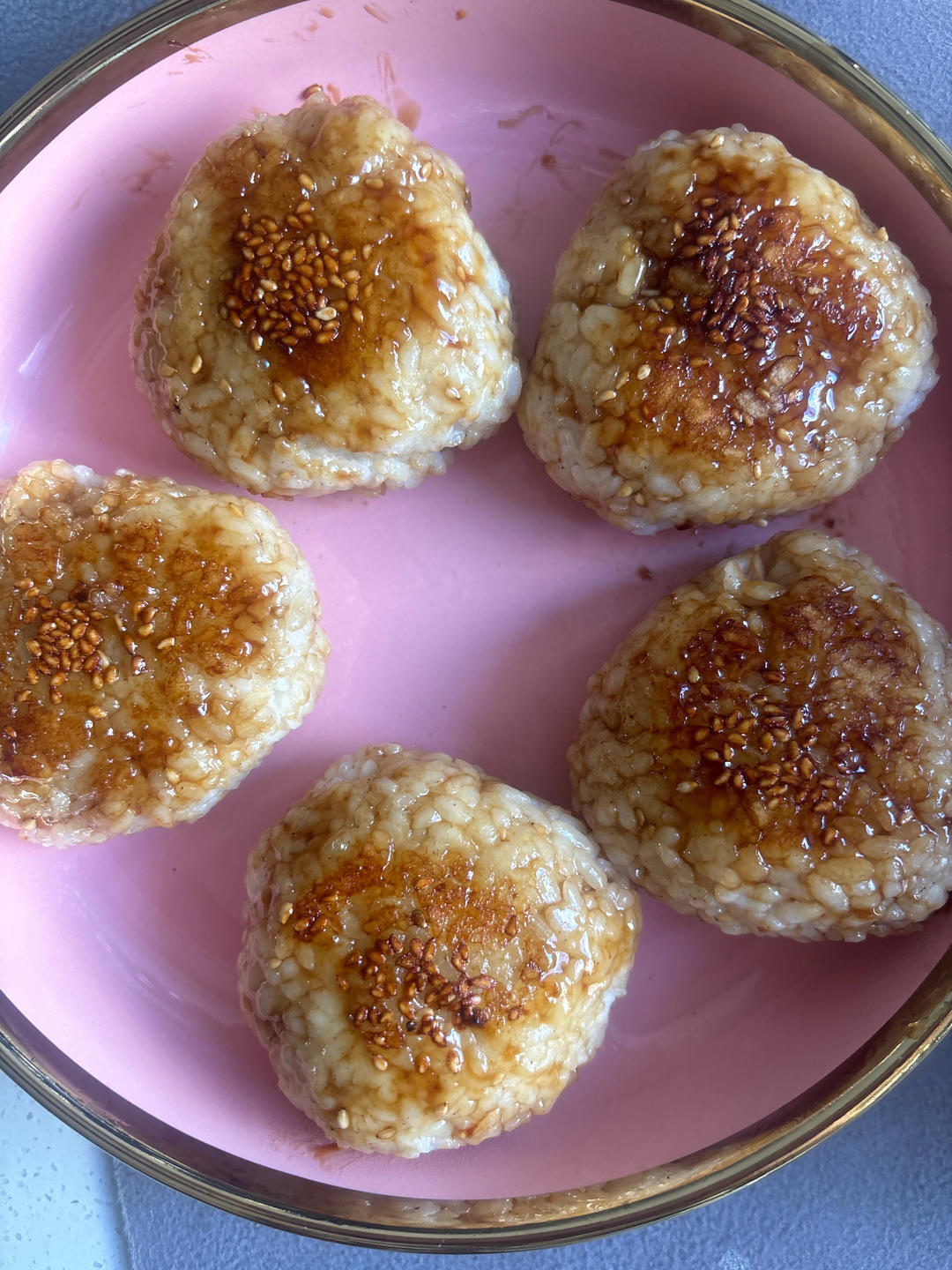 剩米饭的神仙吃法，肉松酱油烤饭团，平底锅就能做哦～