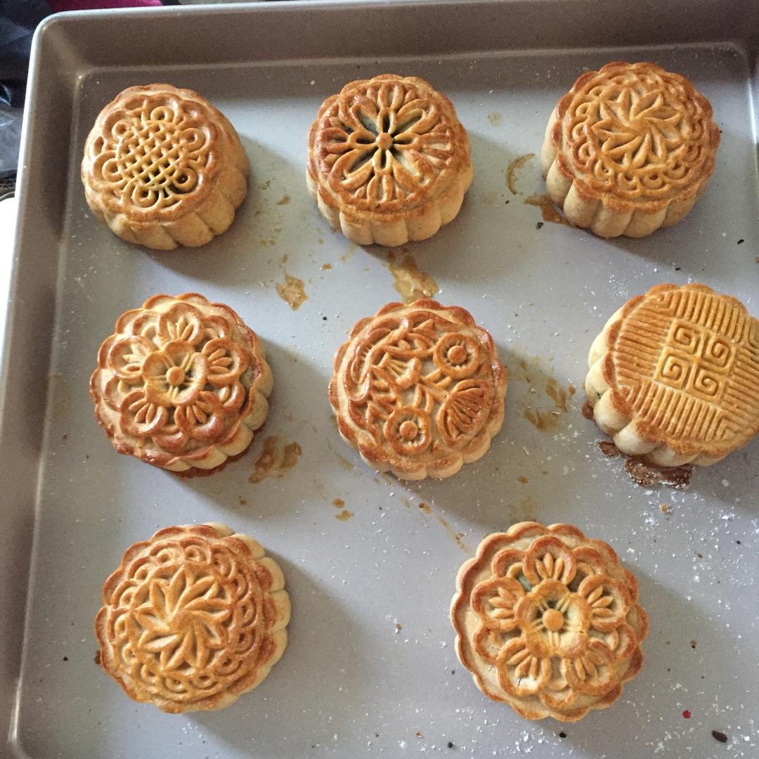 广式月饼—蛋黄芝麻月饼