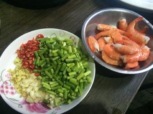 蒜苗炒红虾的做法 步骤2