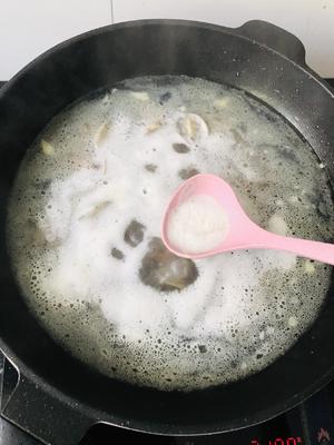 味道鲜香花蛤汤的做法 步骤5