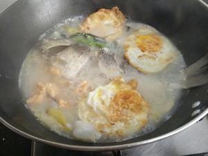 汤超级鲜的荷包蛋鲫鱼汤的做法 步骤7