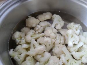 软糯可口的花菜炒肉片（适合幼儿老人）的做法 步骤3
