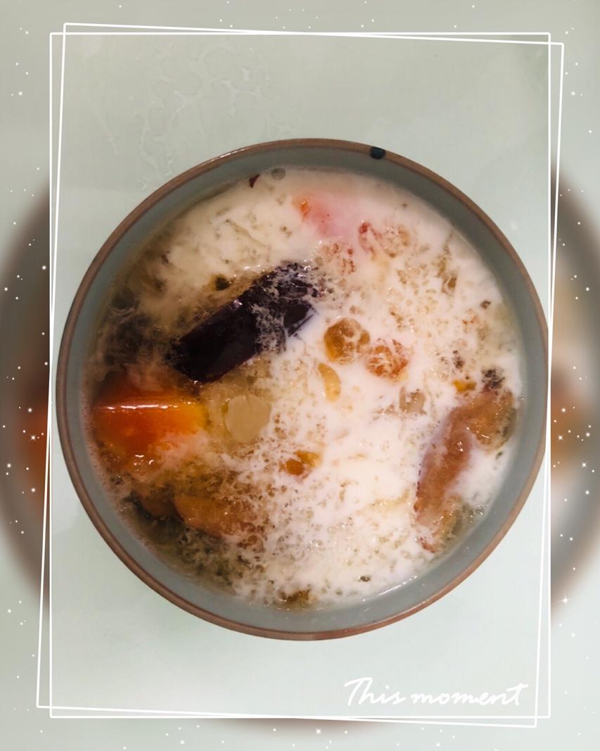 {何故居｝桃胶奶