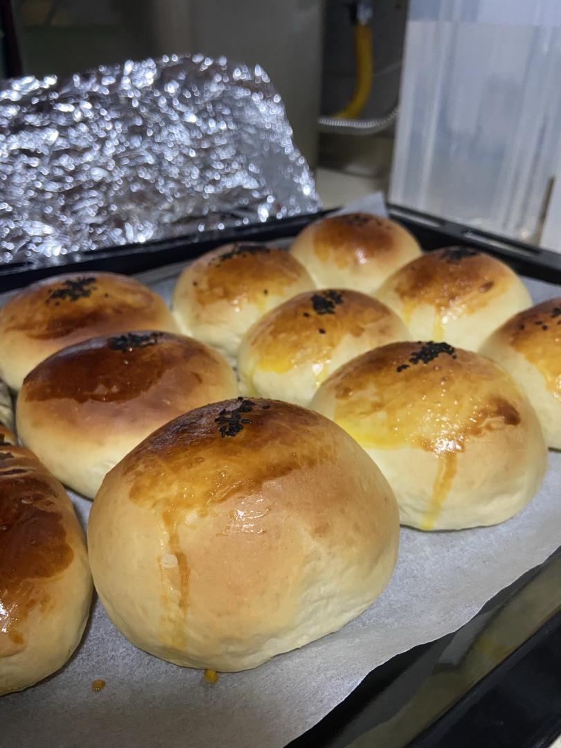 松软可口的红豆沙面包卷