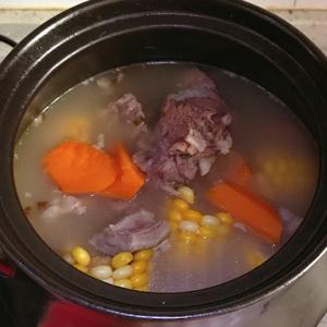 玉米胡萝卜羊骨汤的做法 步骤8