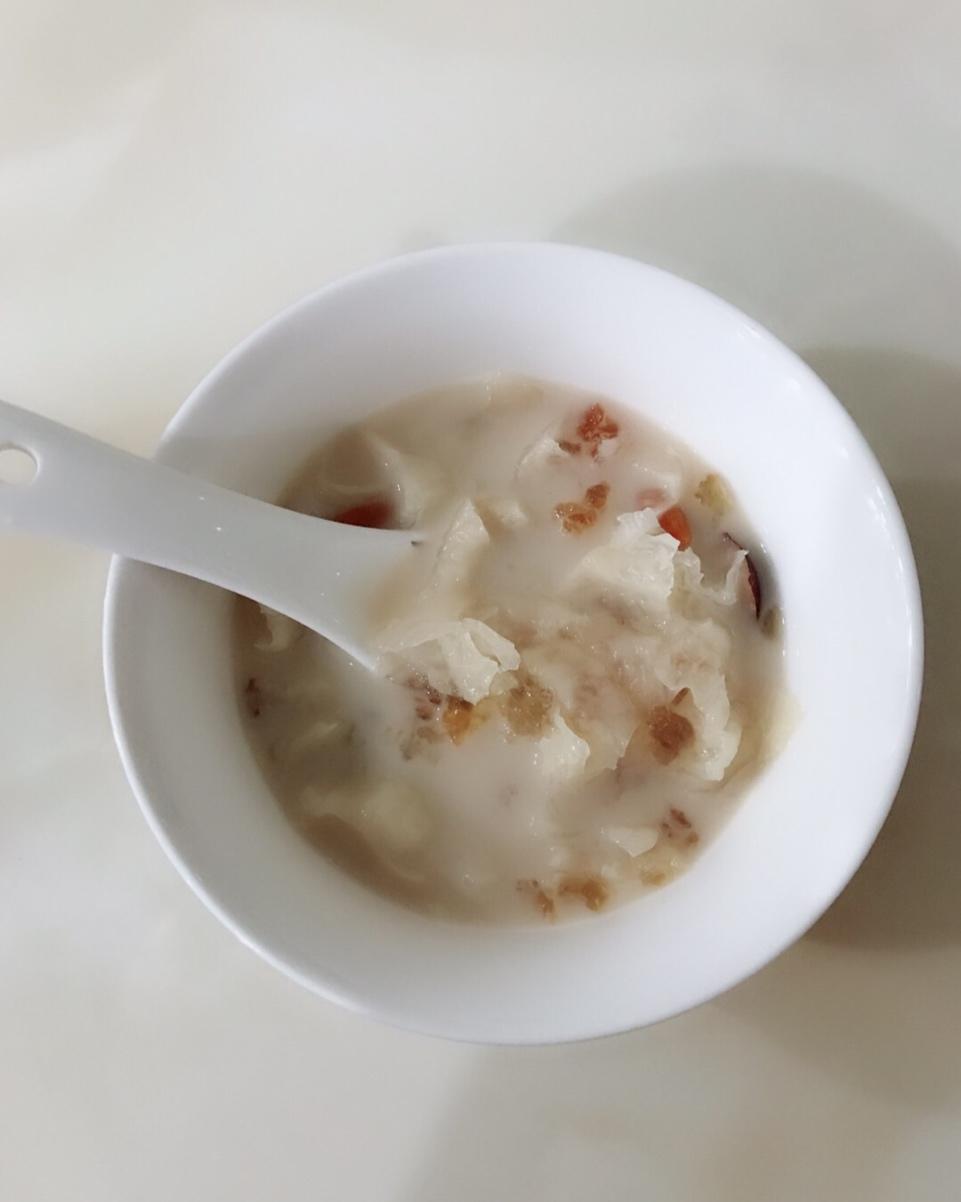 银耳牛奶炖桃胶（一人量）