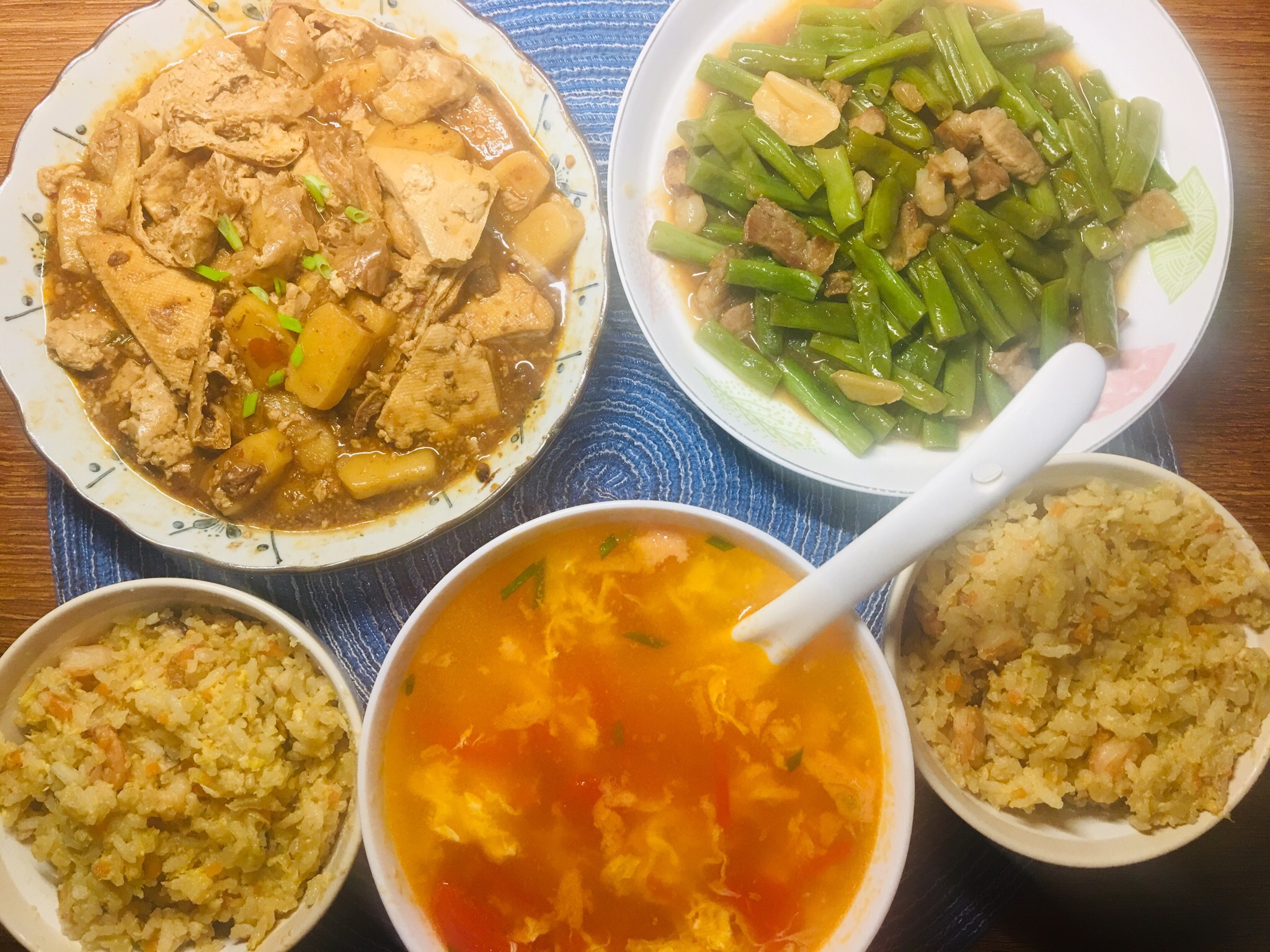 晚餐—刀豆焖肉、酱大骨汤汁炖豆腐、年糕、油豆腐的做法