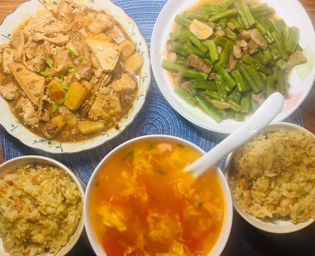 晚餐—刀豆焖肉、酱大骨汤汁炖豆腐、年糕、油豆腐的做法