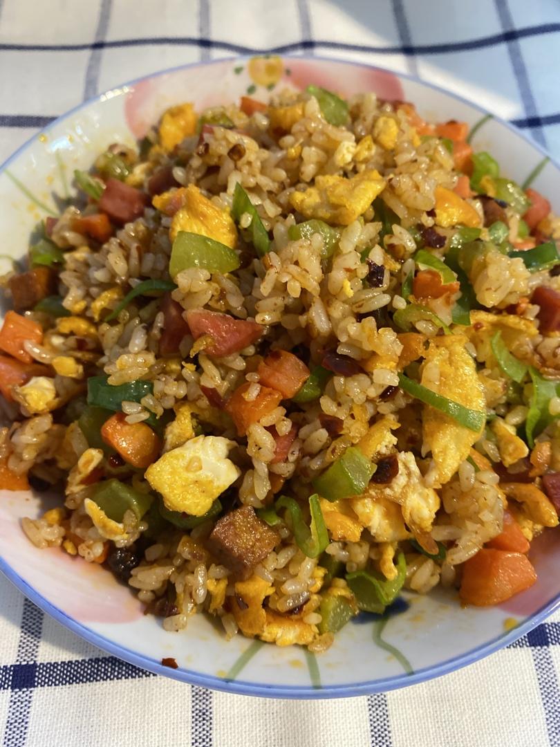蛋炒饭不要只放鸡蛋了，加点老干妈，生抽耗油都不需要了，香喷喷